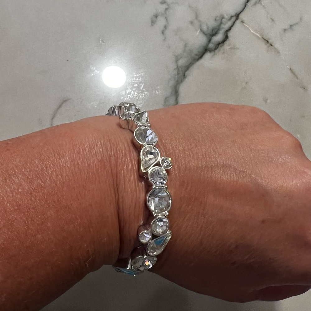 Bracelet white rhinestone/crystal costume jewelry elastic pre loved - Picture 2 of 2